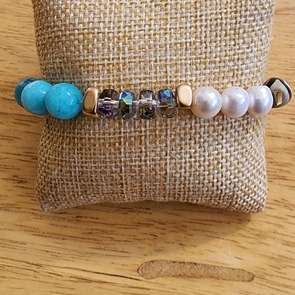 Turquoise and Pearl Beaded Bracelet with Black Accent - Picture 4 of 5